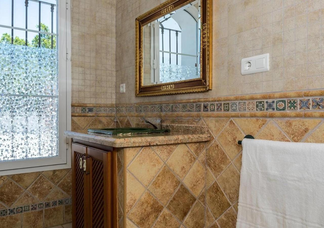Spacious Villa With Exceptional Views In Malaga 卡萨拉博内拉 外观 照片